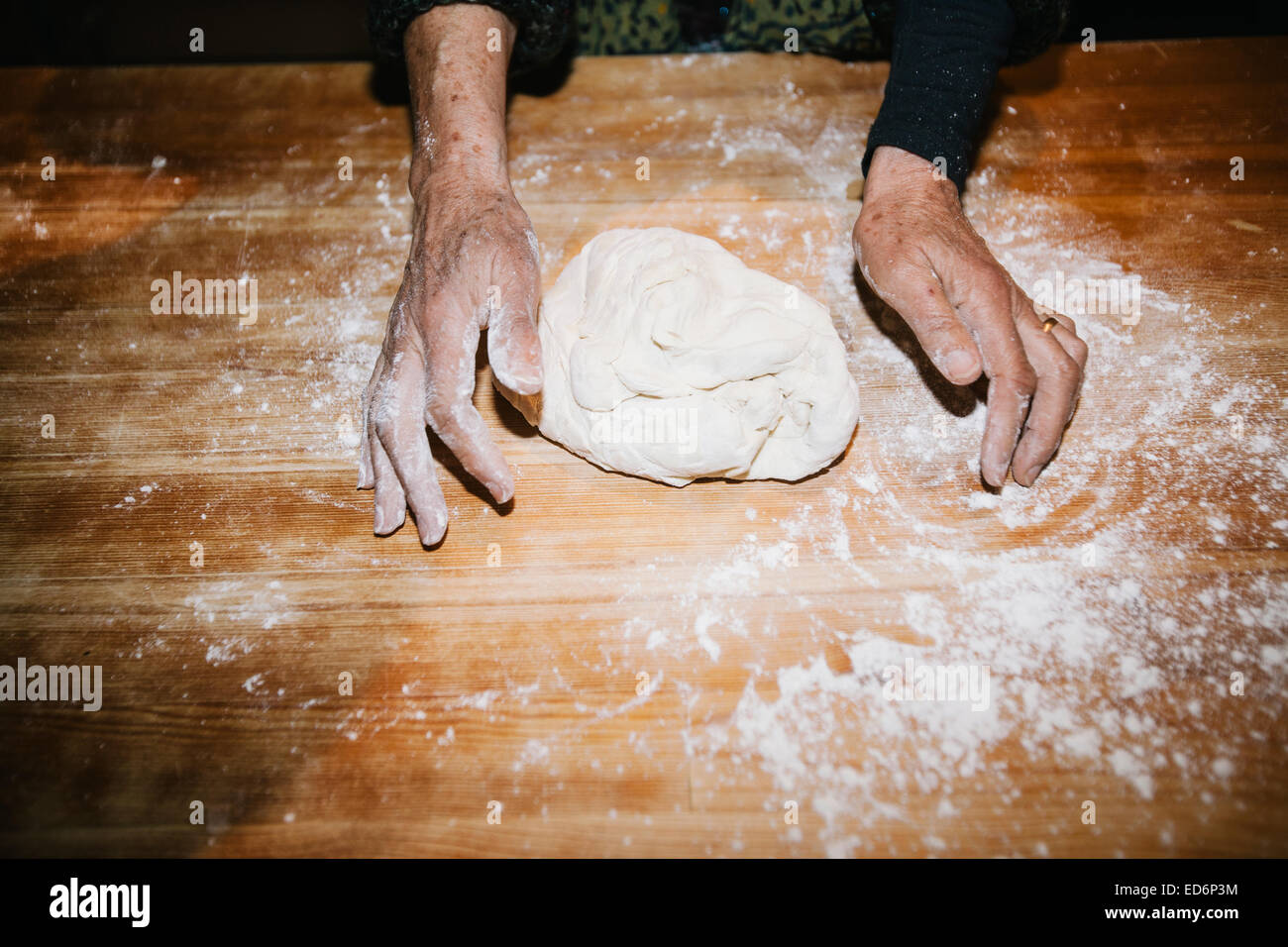 Perversión Sinis Instalación Manos para amasar masa de pan de trigo en una mesa de madera Fotografía de  stock - Alamy