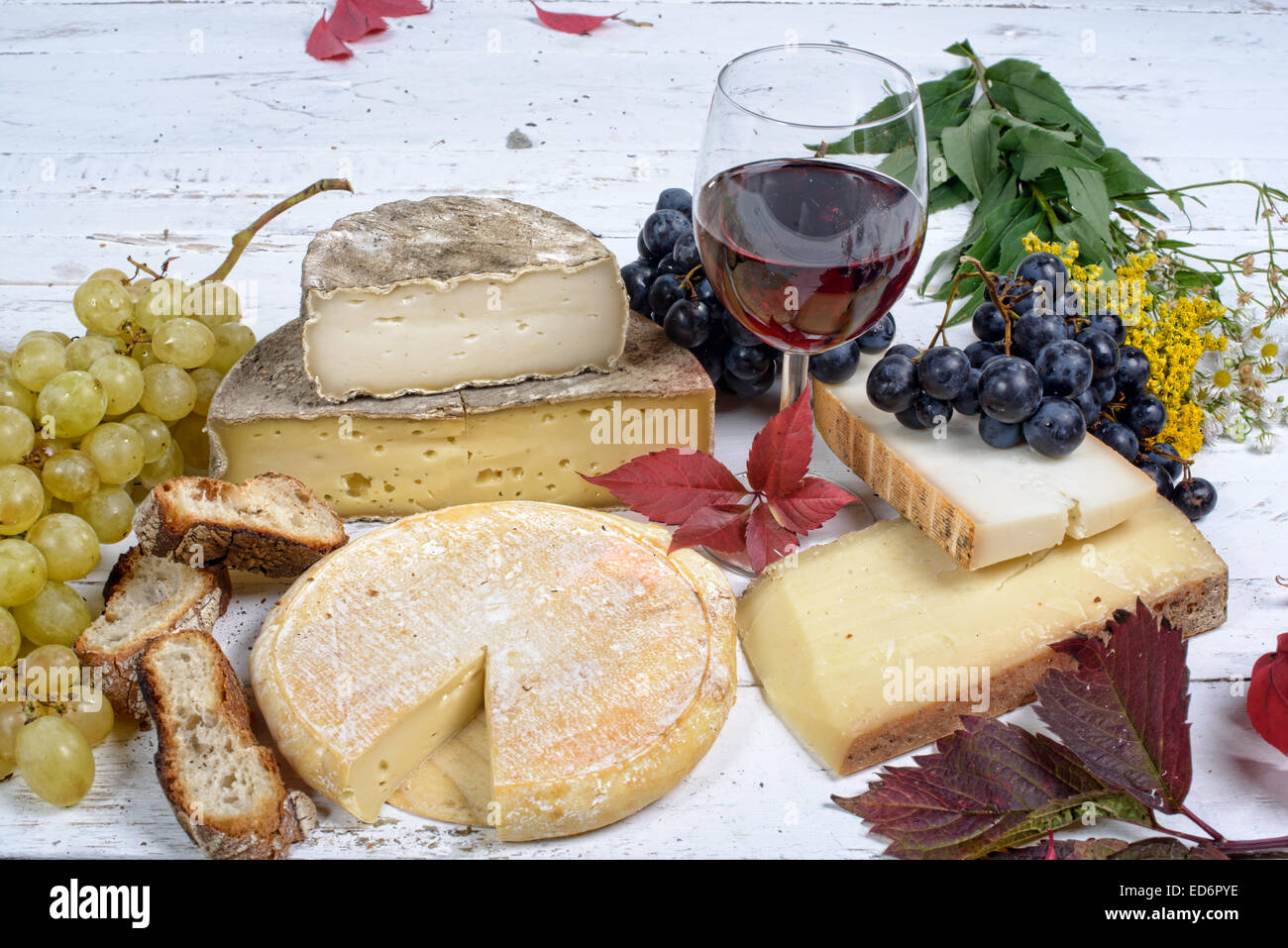 Tabla de quesos franceses con vino y uvas Fotografía de stock Alamy