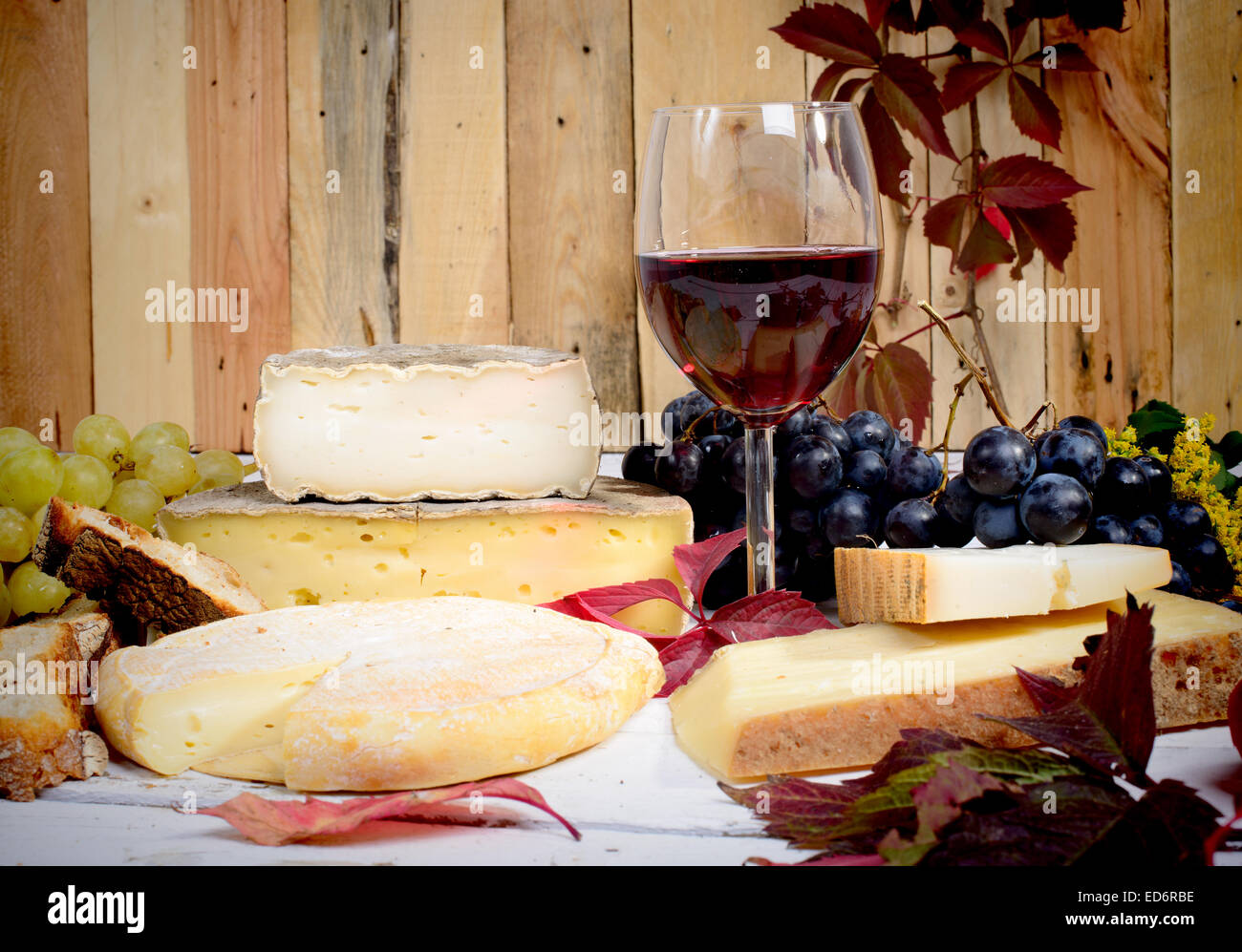 Tabla de quesos franceses con vino y uvas Fotografía de stock Alamy