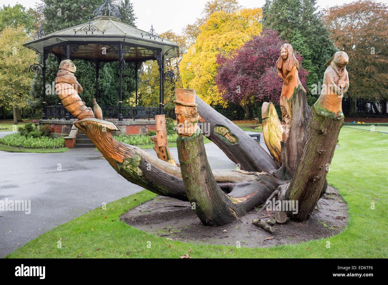 Mick Burns Alice in Wonderland Escultura en Ripon Spa Jardines, North Yorkshire. Foto de stock