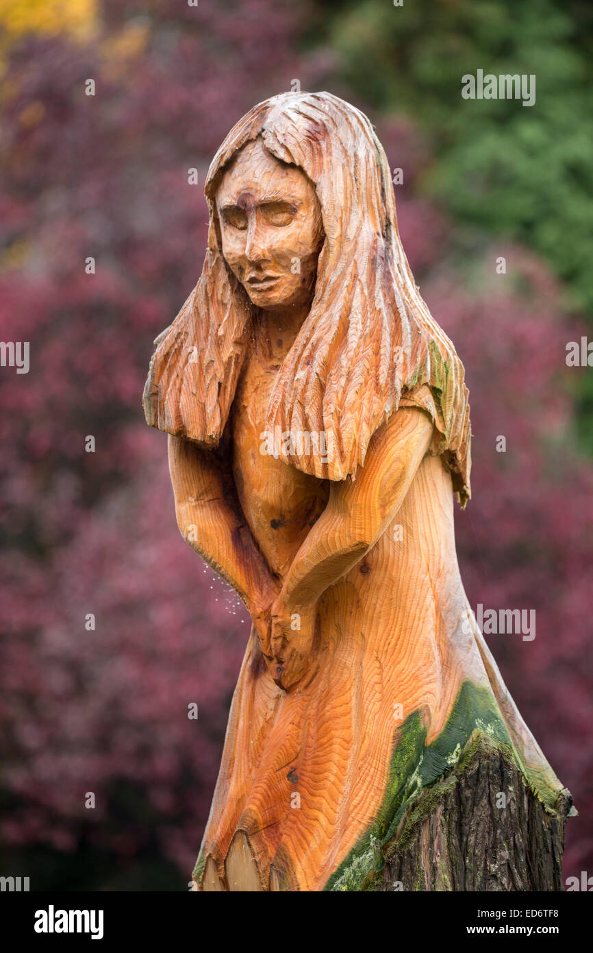 Mick Burns Alice in Wonderland Escultura en Ripon Spa Jardines, North Yorkshire. Foto de stock