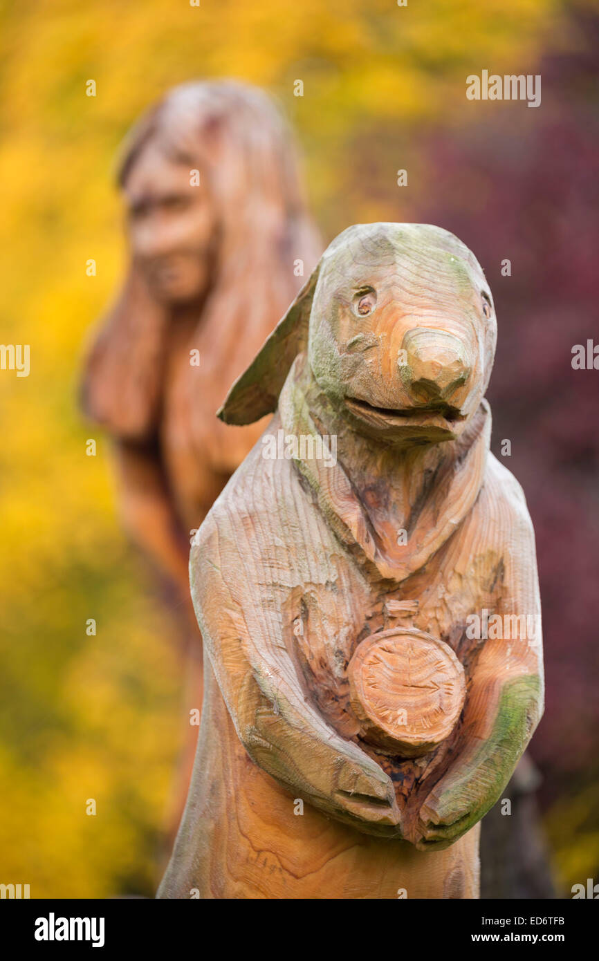 Mick Burns Alice in Wonderland Escultura en Ripon Spa Jardines, North Yorkshire. Foto de stock