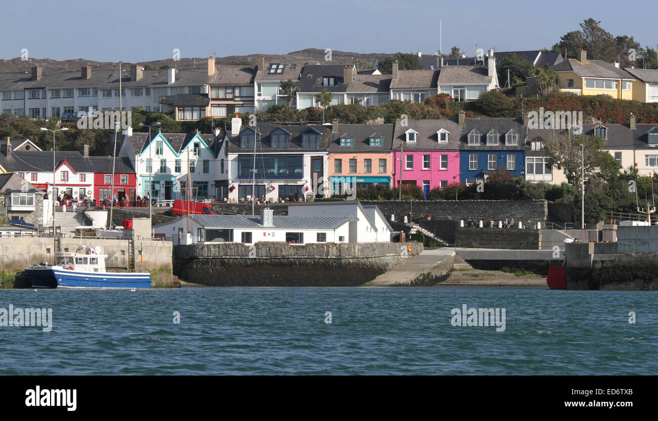 Pueblo costero irlandés visto desde el mar, el puerto y la costa en Baltimore Harbor, West Cork, County Cork, Irlanda. Foto de stock