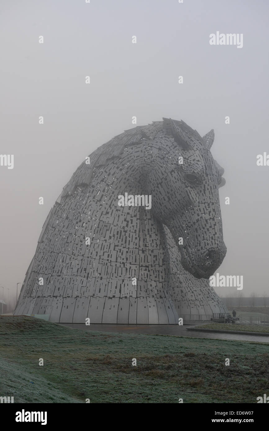 Los Kelpies aparecen de la niebla helada.Los Kelpies son de 30 metros de alto con cabeza de caballo,esculturas de pie junto a la autopista M9. Foto de stock