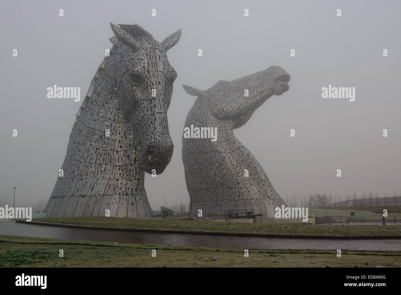 Los Kelpies aparecen de la niebla helada.Los Kelpies son de 30 metros de alto con cabeza de caballo,esculturas de pie junto a la autopista M9. Foto de stock