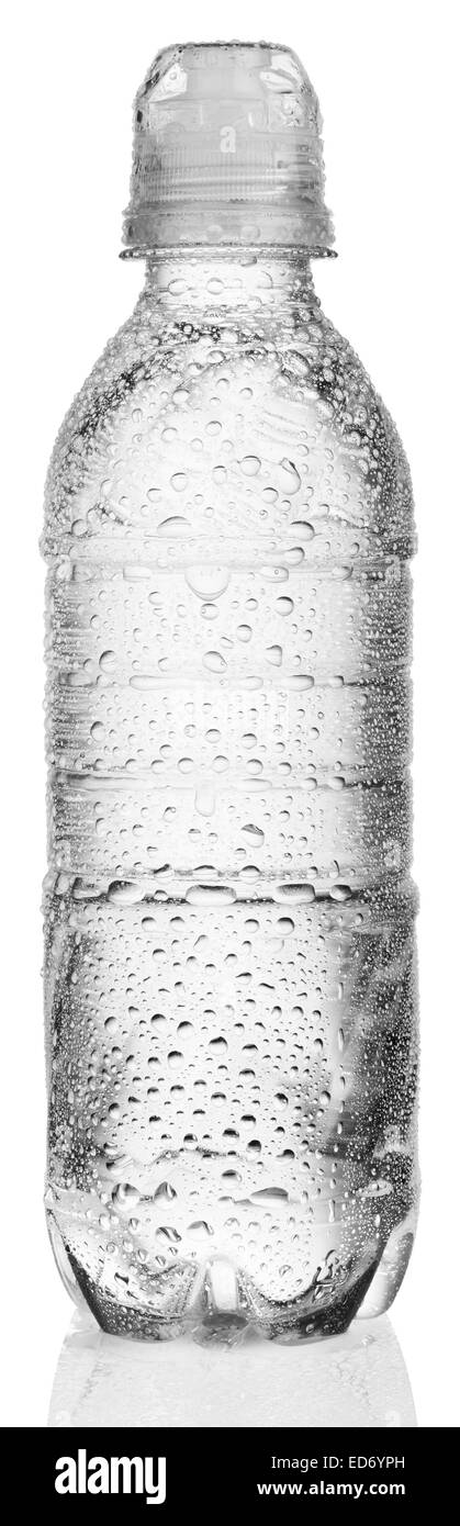 Botella de agua de plástico sudoroso con gotas. aislado sobre fondo blanco. Foto de stock