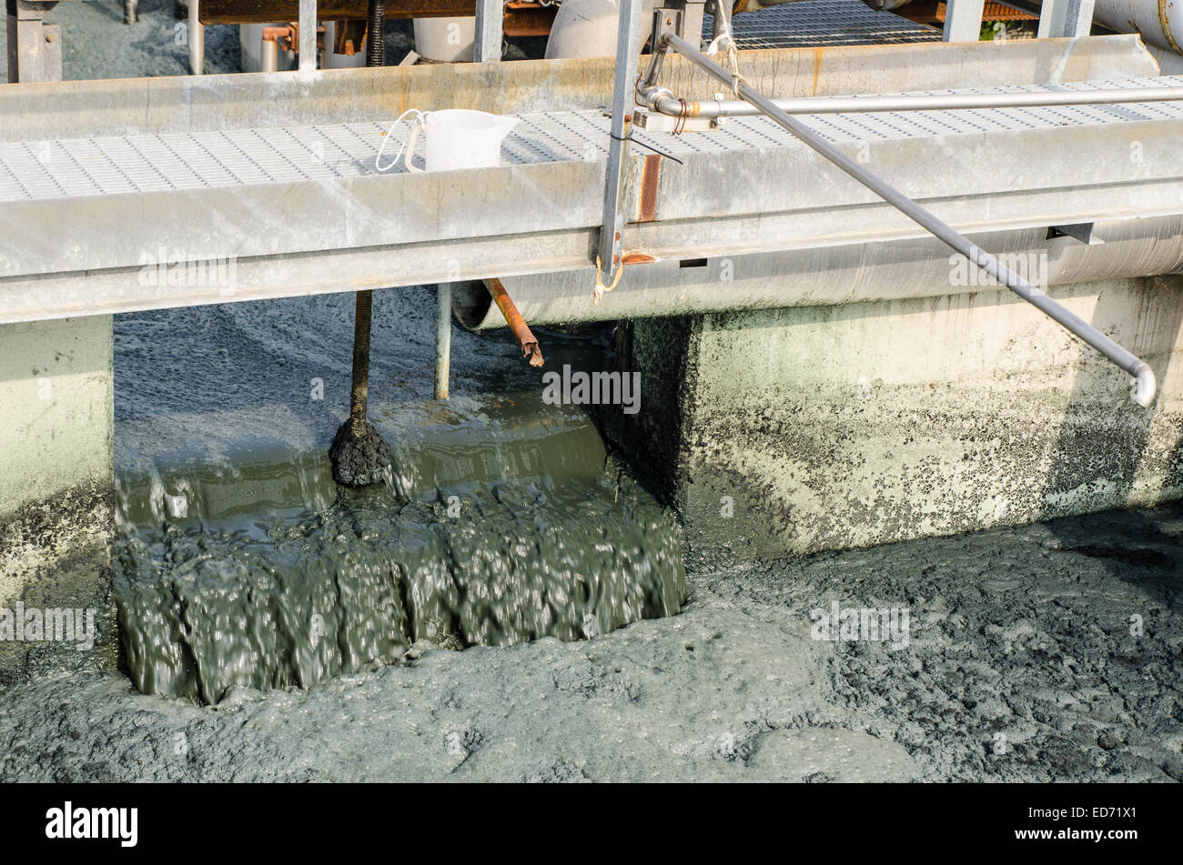 Tratamiento biológico de aguas residuales en una industria Fotografía de stock Alamy