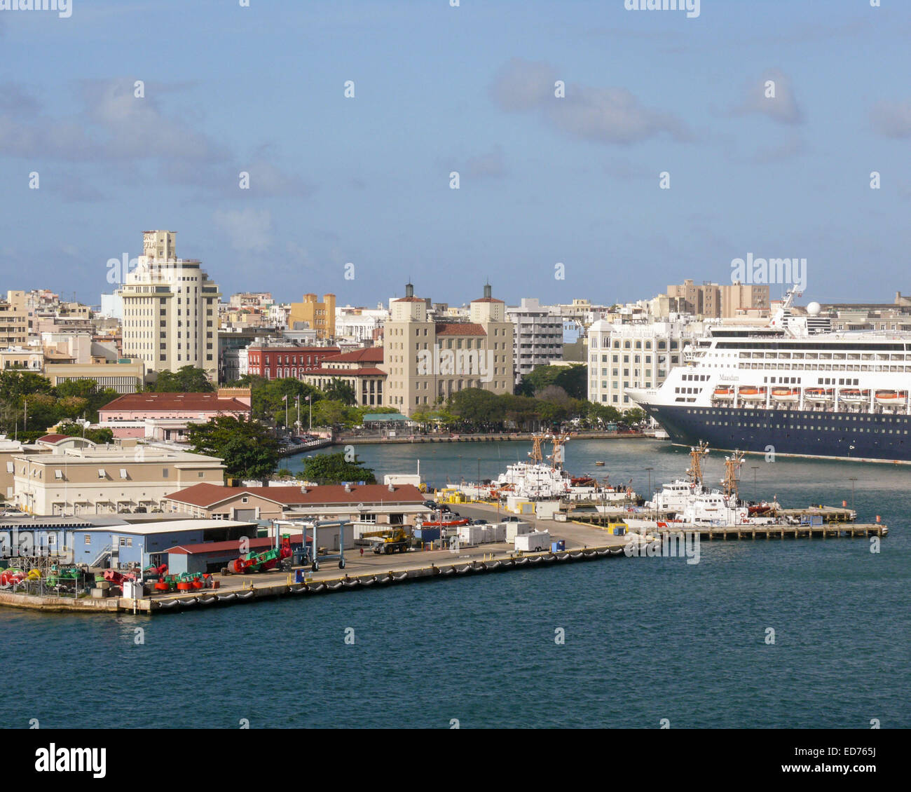Enero 12, 2009 - San Juan, Puerto Rico, ESTADOS UNIDOS - Bajo el horizonte  de San Juan, con vistas a la bahía de San Juan y el puerto, la estación de  la