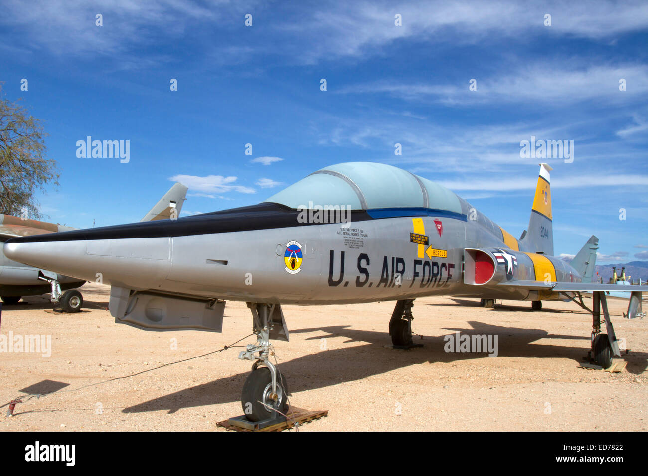 Tucson, AZ, ESTADOS UNIDOS - 12 de diciembre de 2014 : US Air Force Northrup jet de combate F-5B. Foto de stock