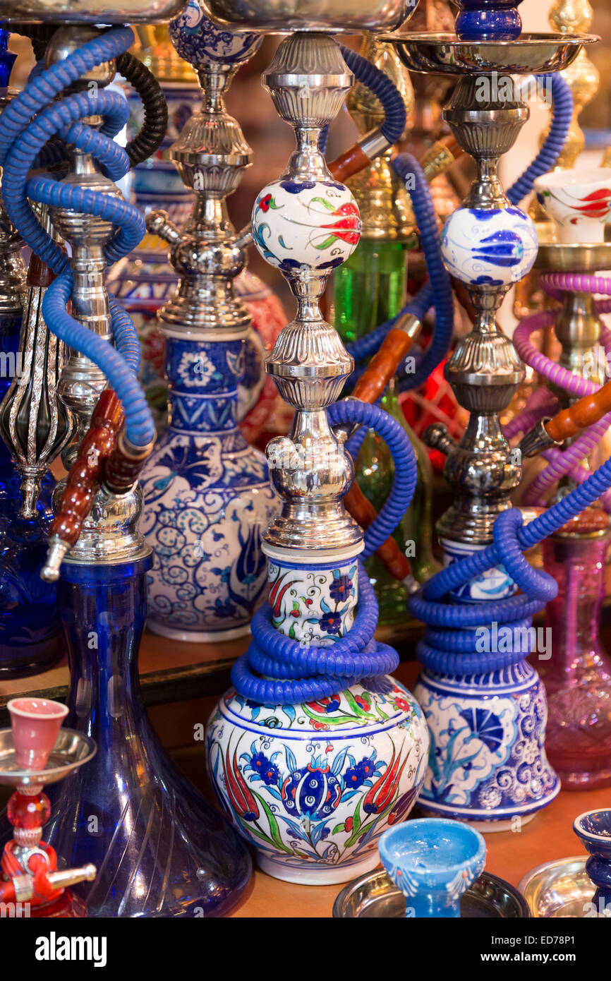 Narguile tabaco turco nargile, conducciones de agua, en el Gran Bazar,  Mercado, Kapalicarsi Beyazi, Estambul, Turquía Fotografía de stock - Alamy