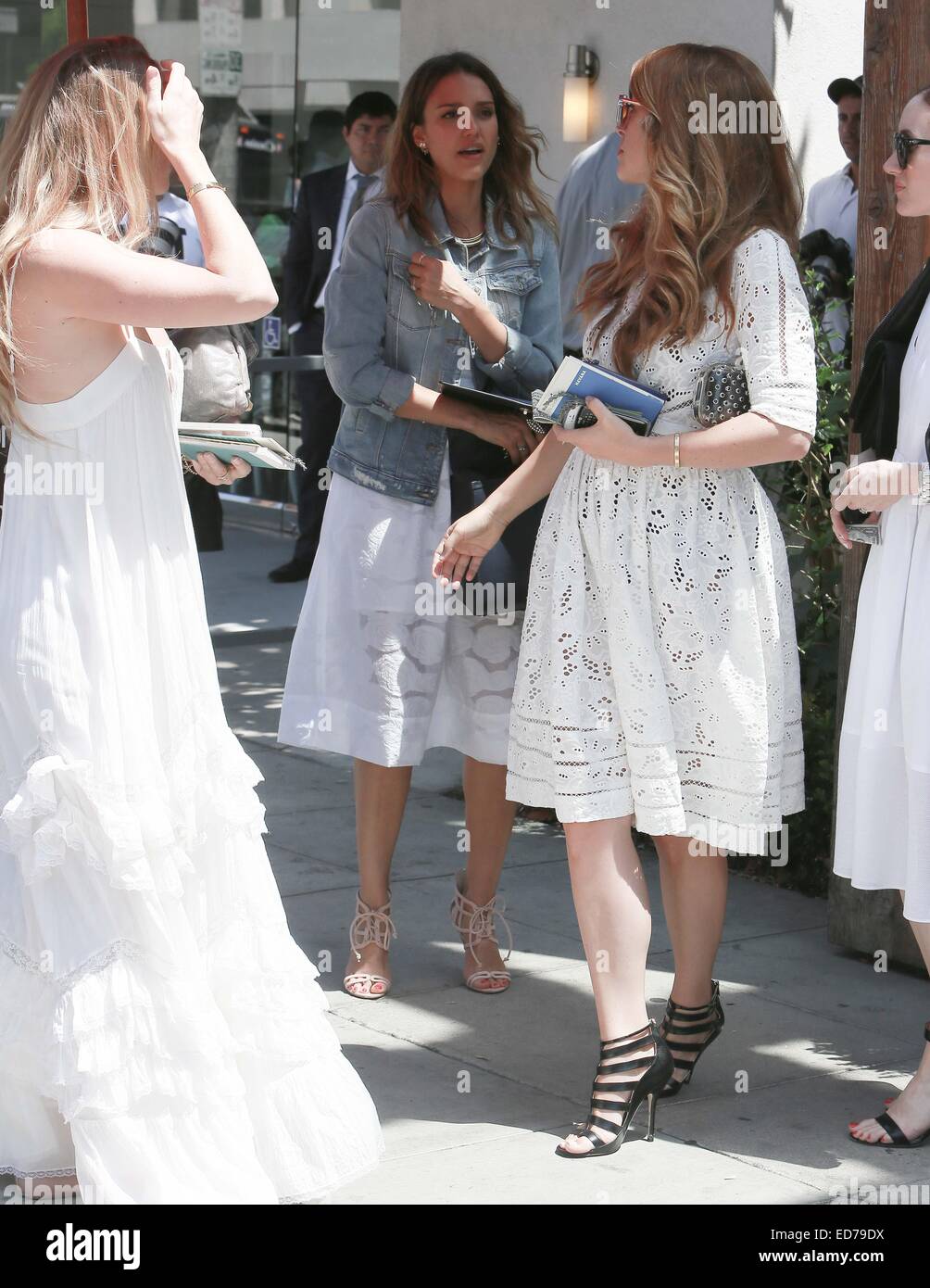Jessica Alba lleva un vestido blanco y vaqueros chaqueta para una boda con: Jessica Alba donde: Los Angeles, California, Estados Unidos Cuándo: 27 Jun 2014 de stock - Alamy