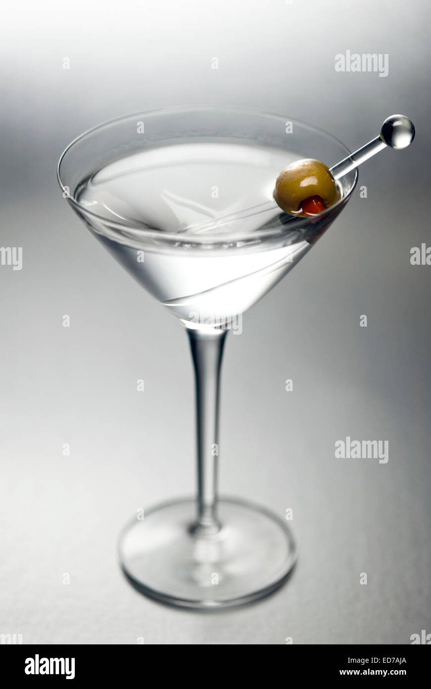 Un coctel martini contrasty modernista bebida alcohólica con olivos y recogida de vidrio Foto de stock