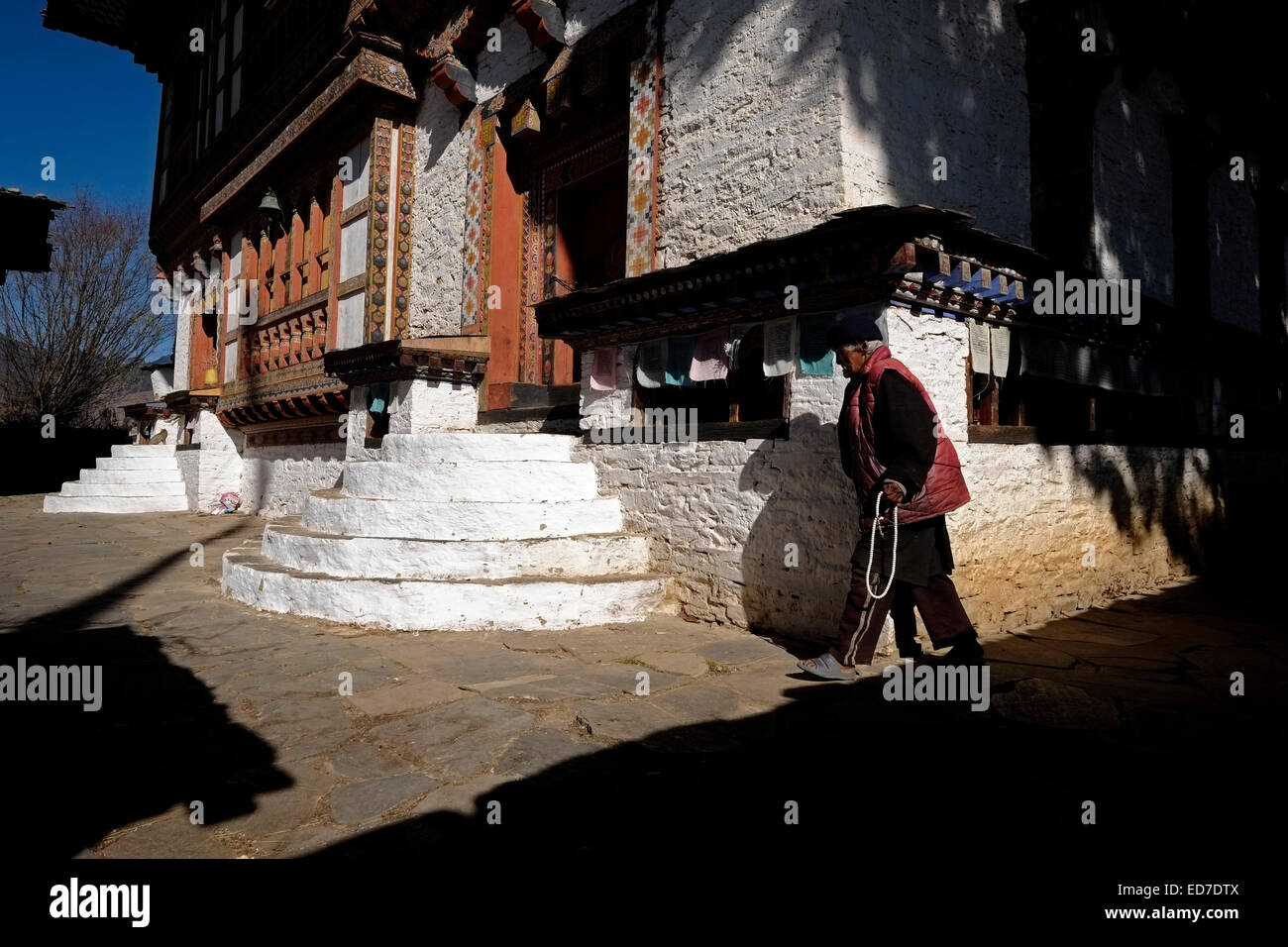 Un devoto budista circundeambla un santuario de Mahakala en el pueblo De Ogyencholing u Ogyen choling en el valle de Tang en Bután Foto de stock