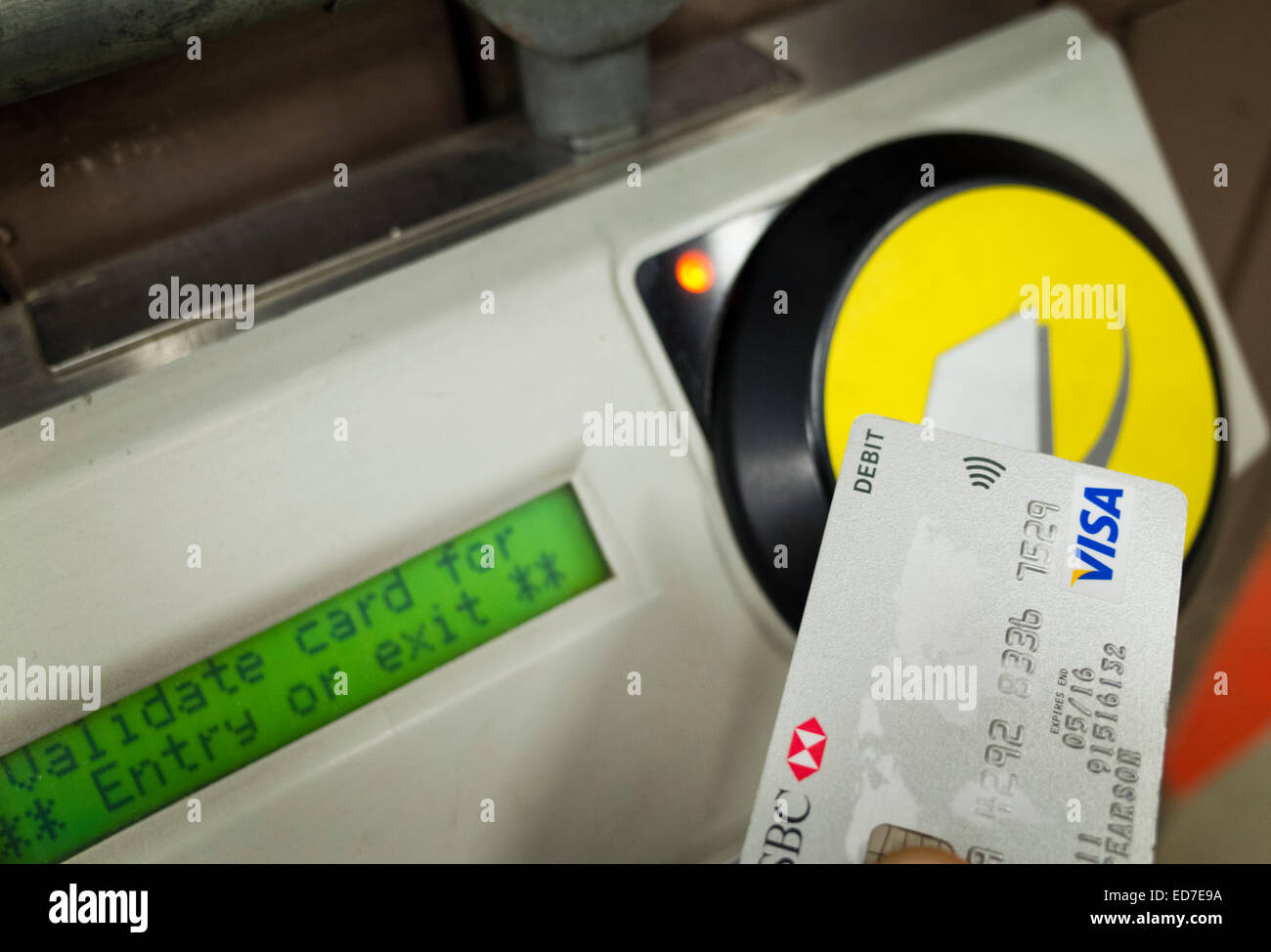 Alguien usando una tarjeta Visa sin contacto para el pago de viajes en una  estación de metro de Londres Fotografía de stock - Alamy