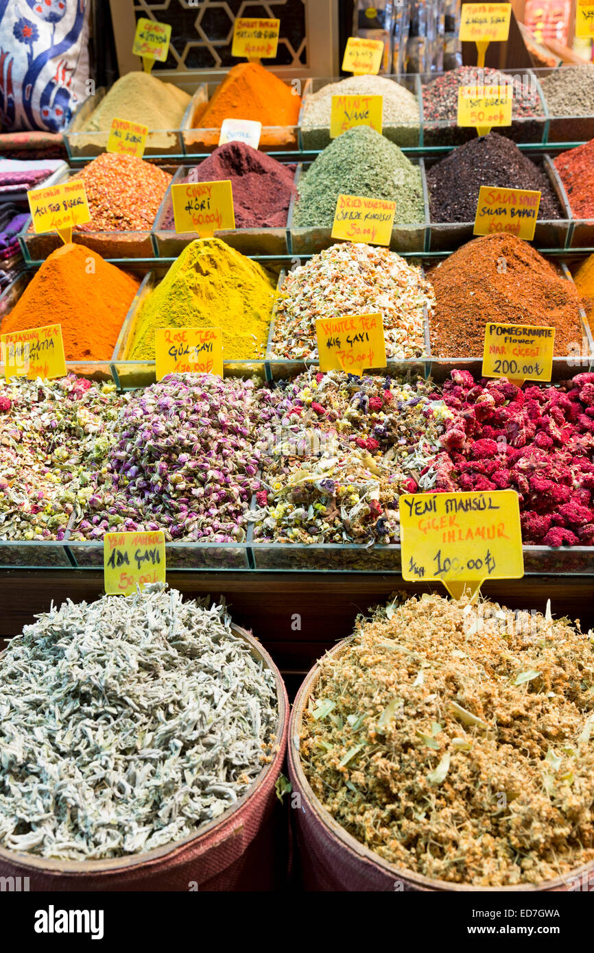 Especias y té con la lira turca precios en Misir Carsisi Bazar Egipcio comida y mercado de especias, Estambul, Turquía Foto de stock