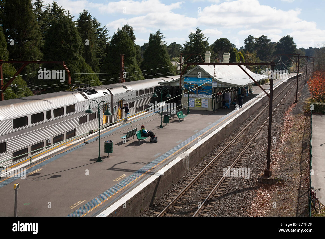 Los pasajeros esperan el Intercity trenes eléctricos en Blackheath Railway Station Blue Mountains, NSW, Australia Foto de stock