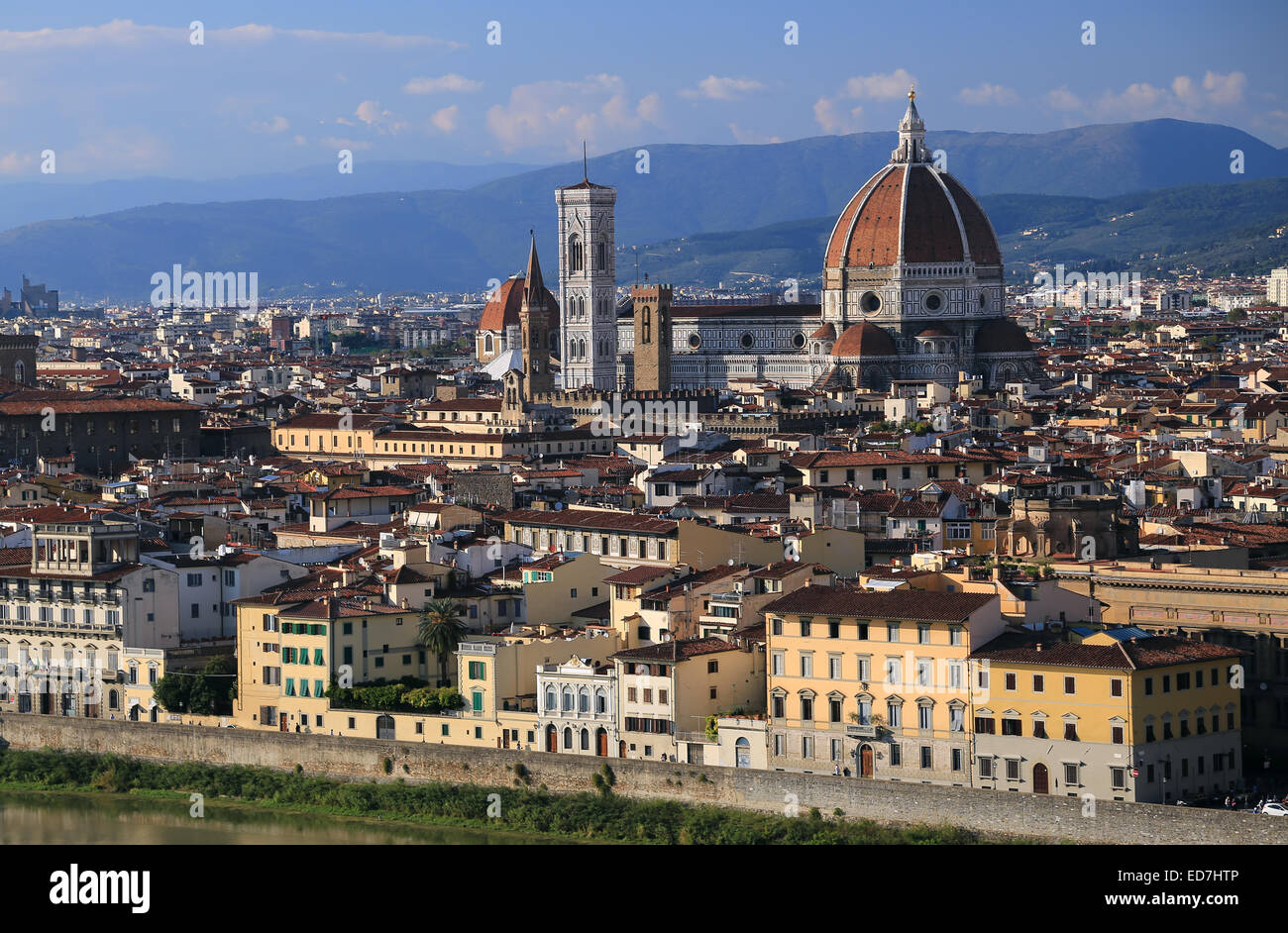 La antigua ciudad de Firenze (Florencia, Italia). Aproximadamente una hora antes de la puesta del sol. Las distintas Duomo es visible de la iglesia. Foto de stock