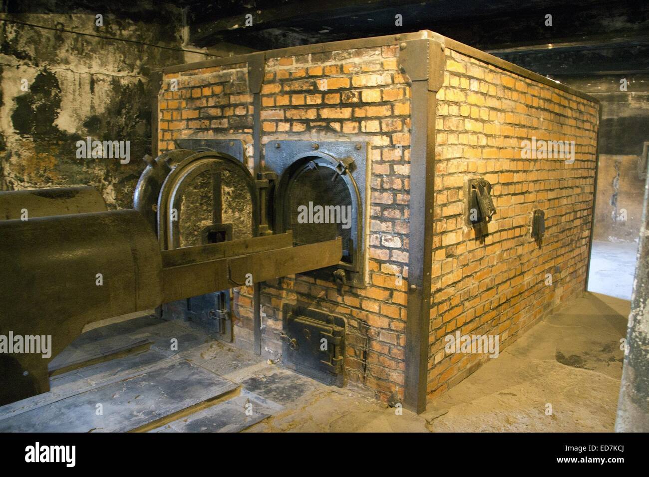 Un horno de mufla construido por la empresa alemana de Erfurt "Toepfer &  Söhne" está en exhibición en el antiguo campo de concentración de Auschwitz  en Oswiecim, Polonia, del 10 de diciembre
