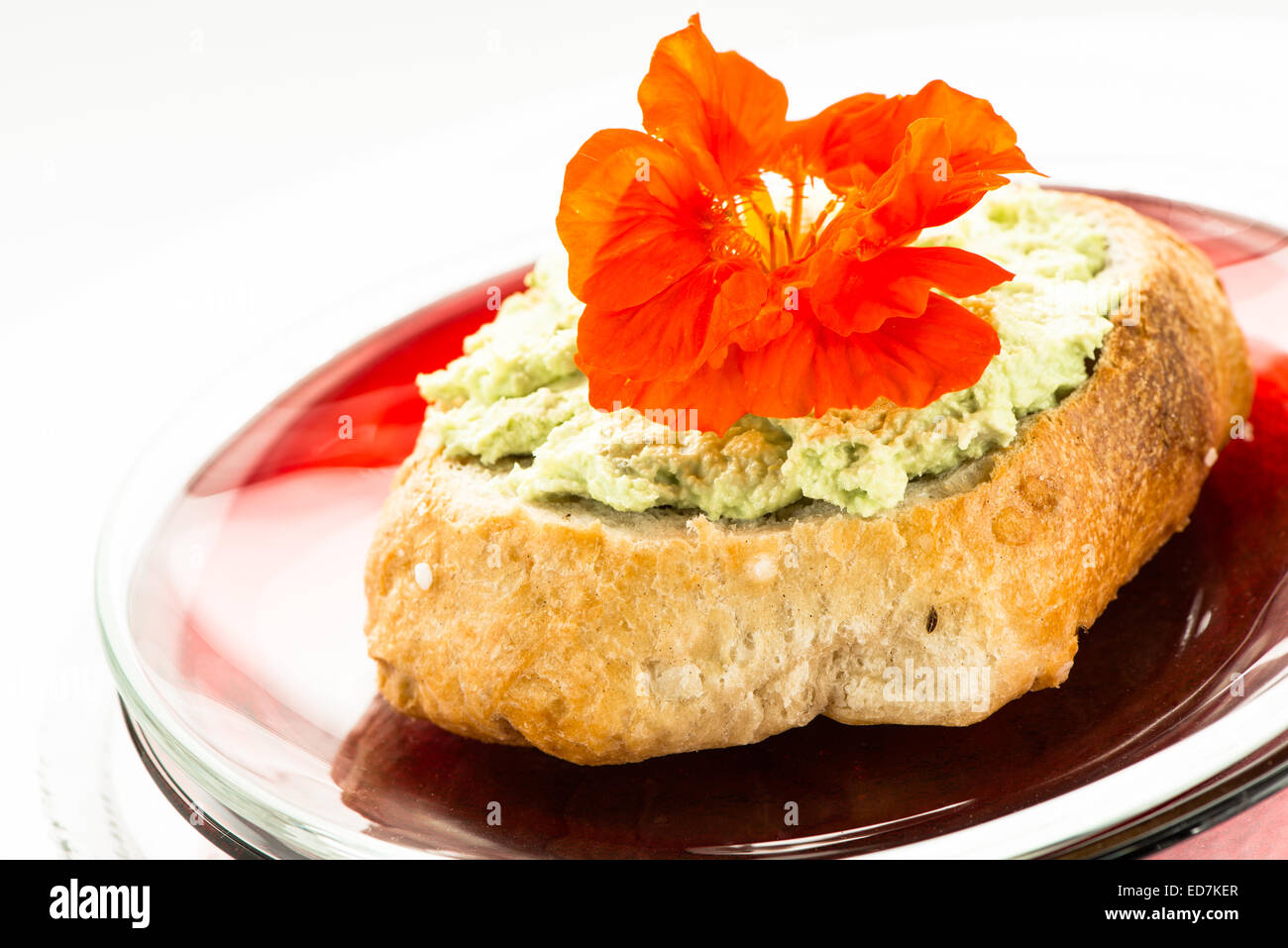 Rollo con queso crema de wasabi picante y comestible, flor roja Fotografía de stock Alamy