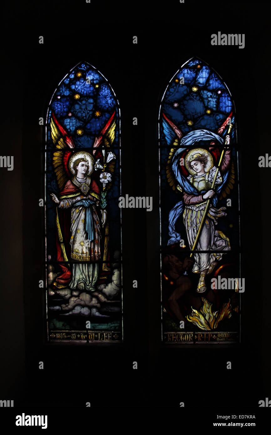 Vidriera de Mayer & Co. representando arcángeles Gabriel y Michael; la iglesia de San Miguel, Michaelchurch en Powys, flecha Foto de stock