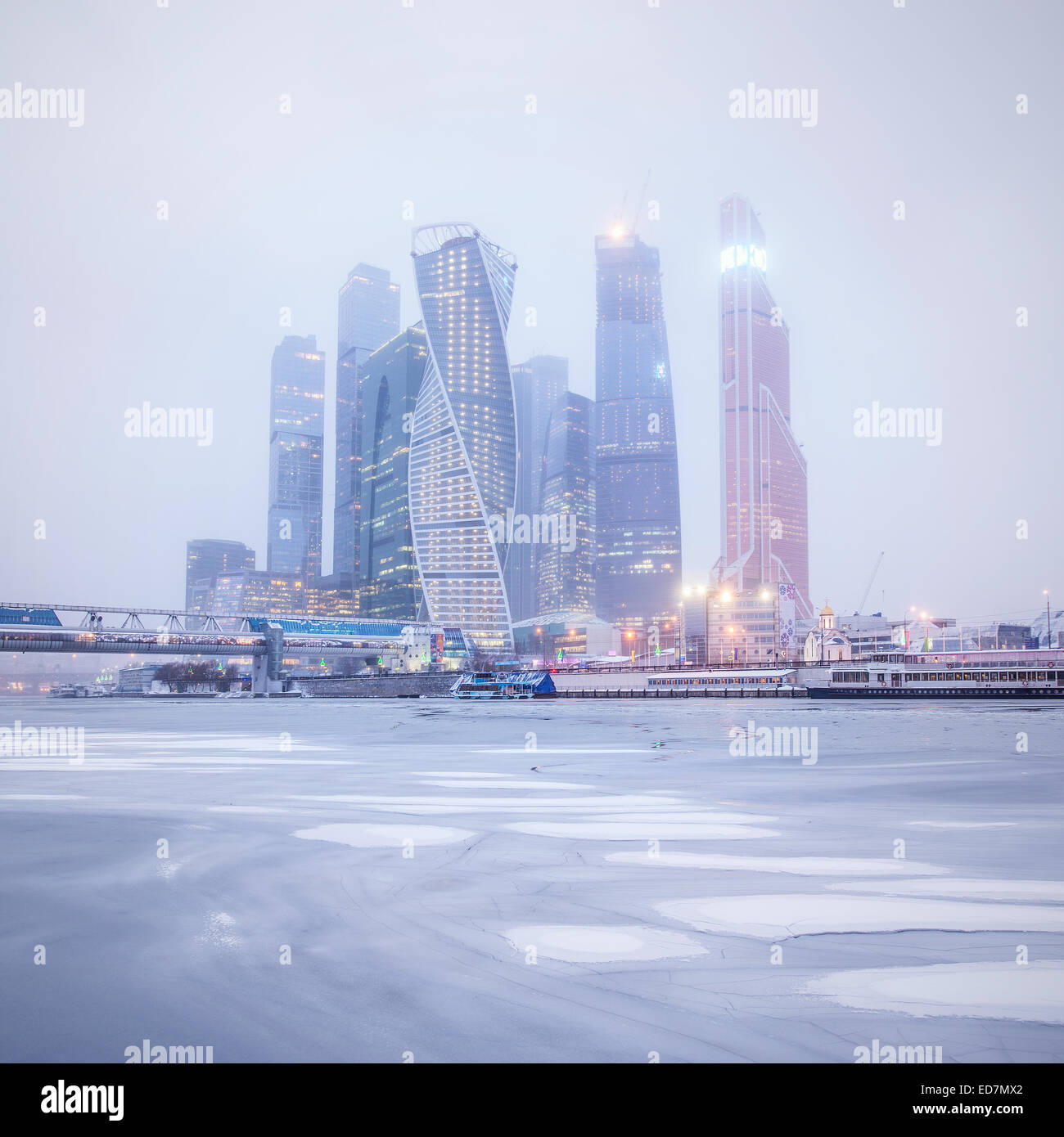 Vista invernal del centro de negocios bajo la nieve y la niebla. Moscú. Rusia. Foto de stock