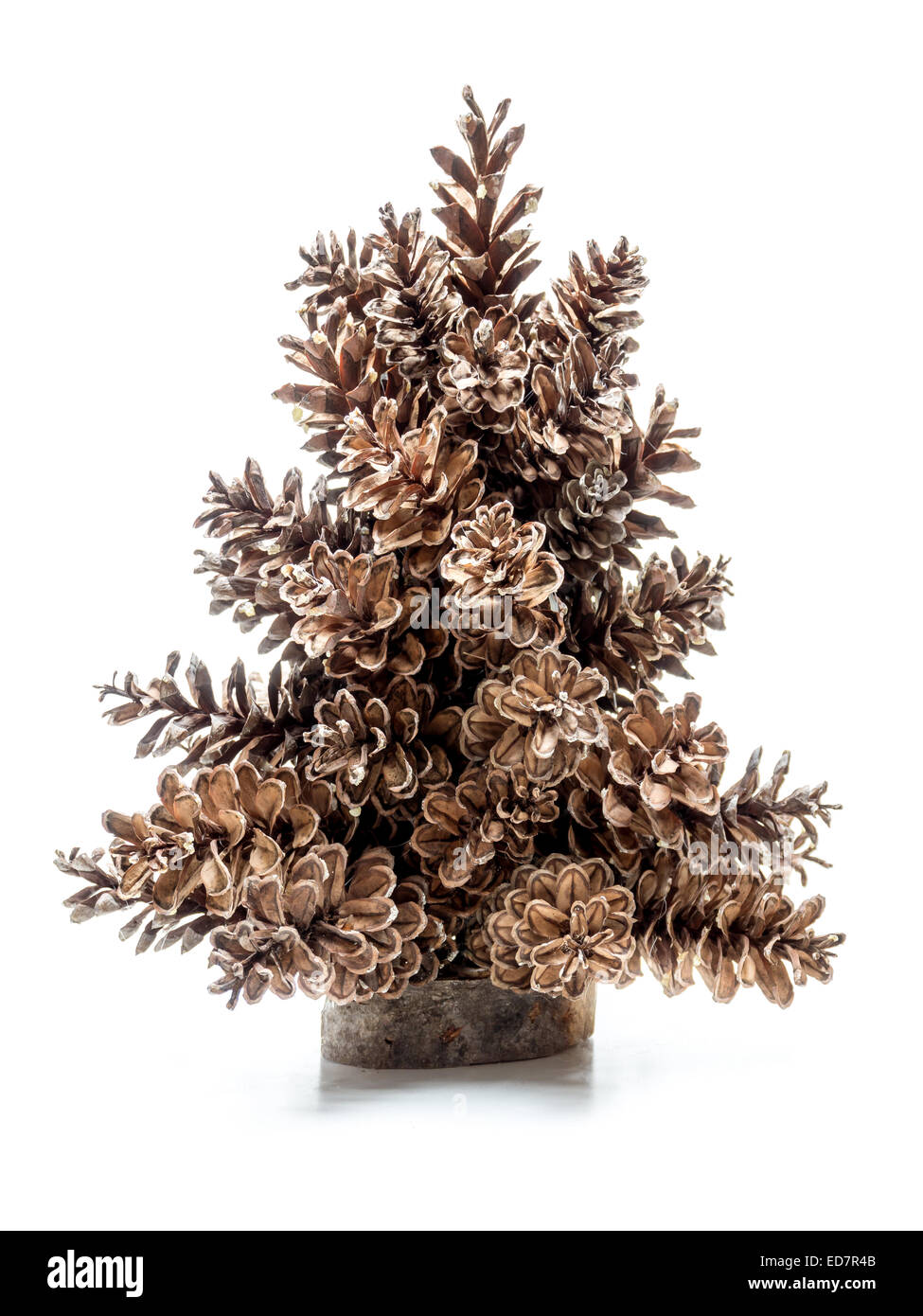 Árbol de navidad en miniatura hechas de abeto conos sobre fondo blanco. Foto de stock
