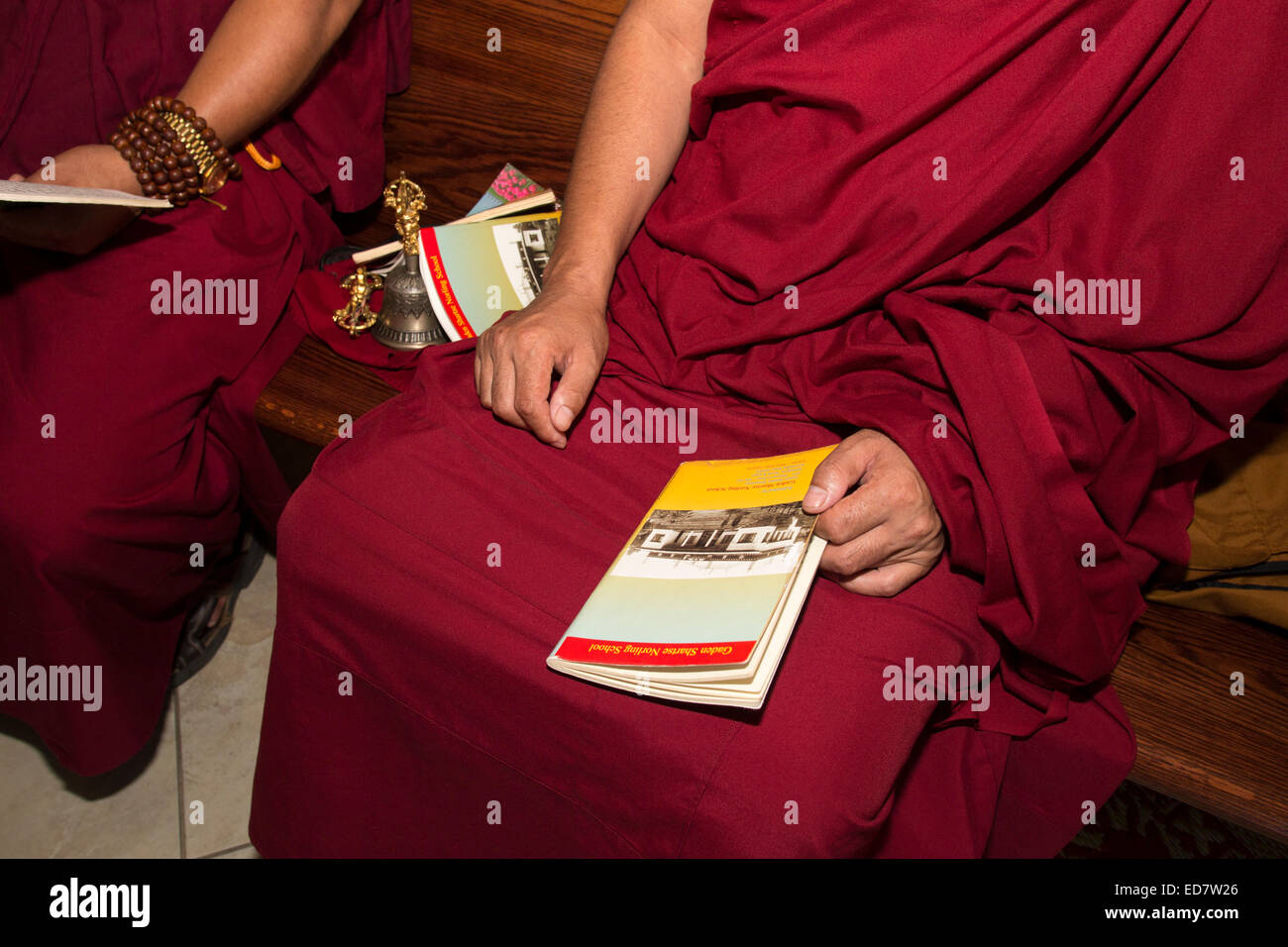 Los monjes tibetanos, dolientes, orando, Vietnamita funeral, servicio conmemorativo, Little Saigon, la ciudad de Westminster, California, Foto de stock