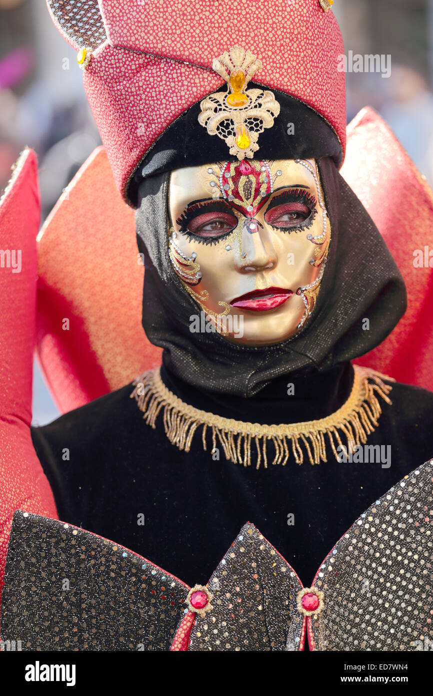 Máscara veneciana en el concepto de fondo oscuro de la celebración del  carnaval