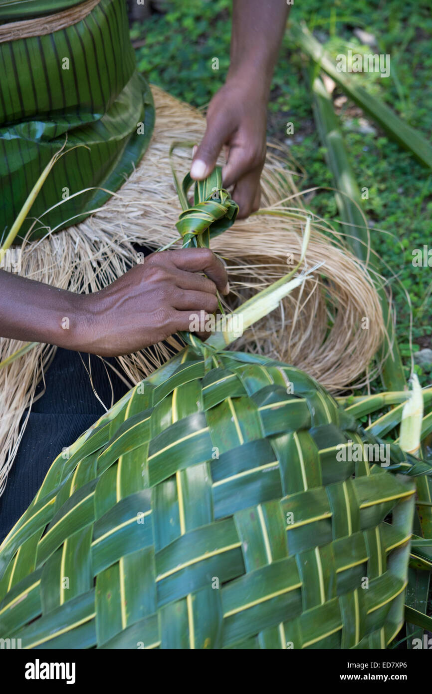 Melanesia, las Islas Salomón, la isla de Guadalcanal, ciudad capital de Honiara. Kakabona Aldea Cultural. Palm tradicional cesta. Foto de stock