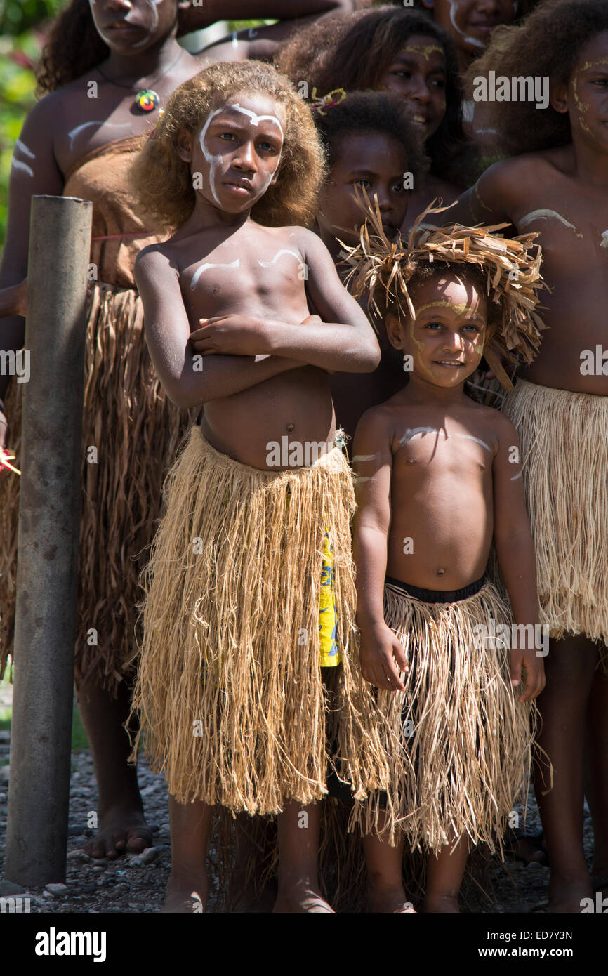 Melanesia, las Islas Salomón, la isla de Guadalcanal, ciudad capital de  Honiara. Kakabona Aldea Cultural. Chicas en faldas de hierba Fotografía de  stock - Alamy