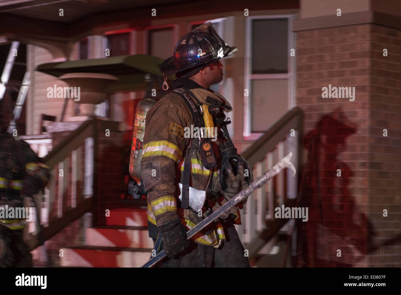 El Departamento de Bomberos de Milwaukee bombero americano africano en una escena de fuego Foto de stock