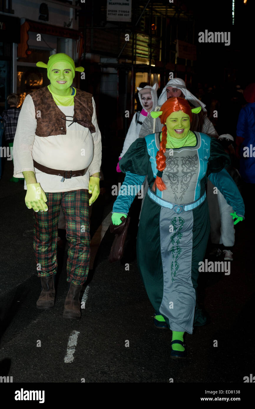 Nochevieja en St. Ives en Cornualles, Reino Unido el 31 de diciembre de  2014. Cada año la ciudad entera y muchos visitantes se visten con disfraces  y una banda de samba conduce