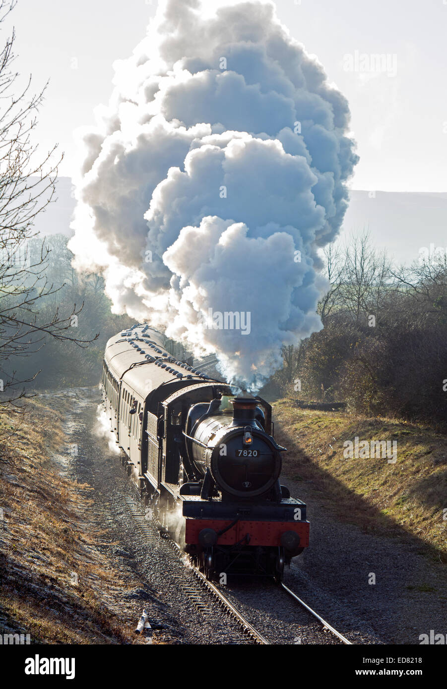 Tren de vapor en el Gloucestershire y Warwickshire Railway acercando Toddington, Gloucestershire, Reino Unido Foto de stock