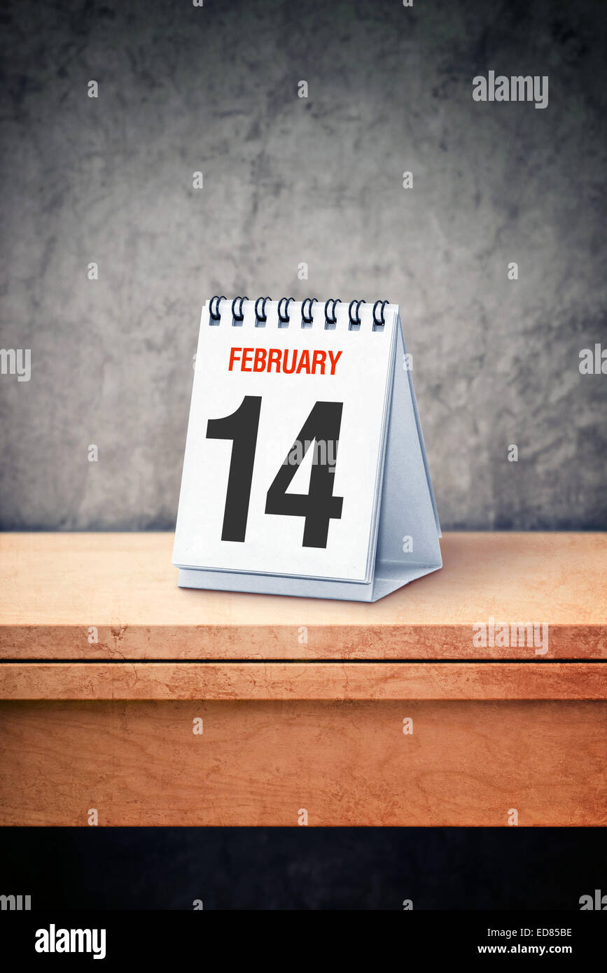 Concepto el día de San Valentín. El 14 de febrero en el calendario de mesa en mesa de oficina. Recordatorio de las próximas vacaciones. Foto de stock