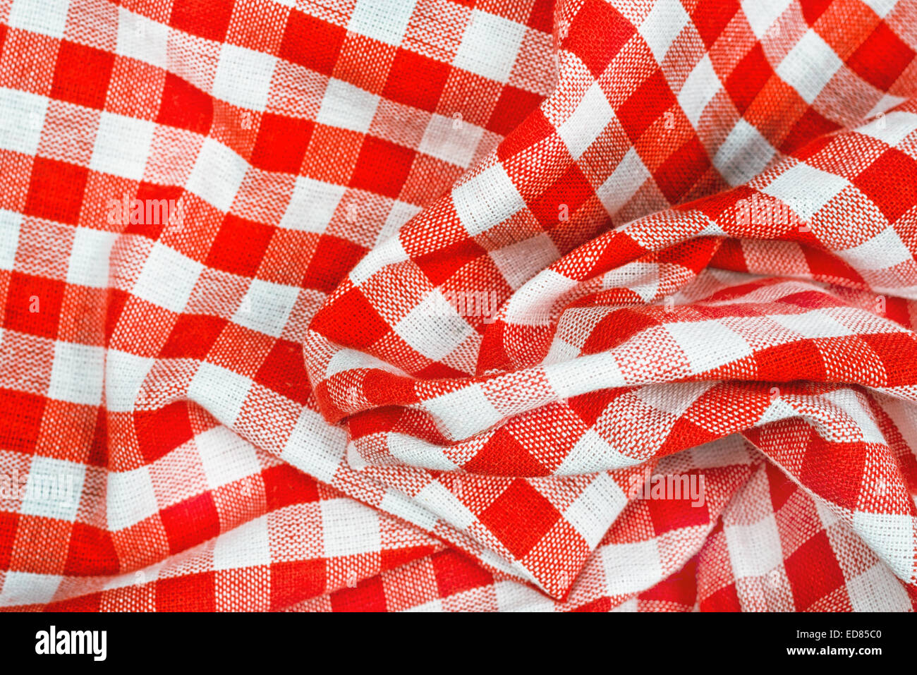 Rojo y blanco arrugado mantel patrón cuadriculado textura como fondo  Fotografía de stock - Alamy