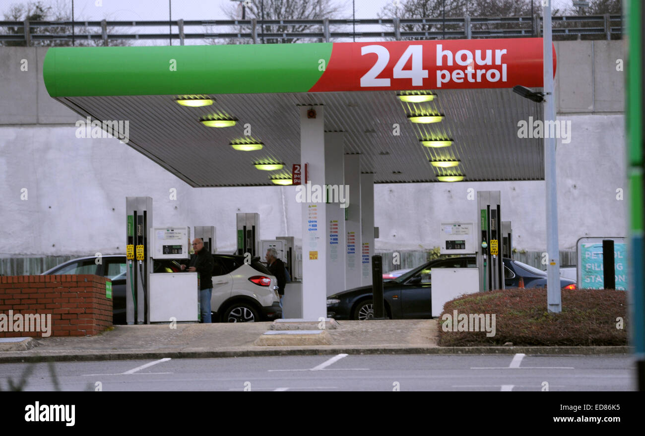 Brighton, Sussex, Reino Unido. El 1 de enero de 2015. - Los conductores llenar con combustible a un Asda store en Brighton como supermercados bajaron sus precios de gasolina por un 2p hoy Foto de stock