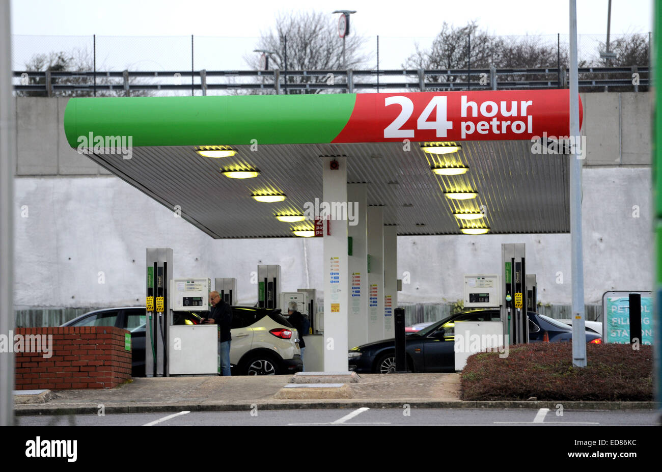 Brighton, Sussex, Reino Unido. El 1 de enero de 2015. - Los conductores llenar con combustible a un Asda store en Brighton como supermercados bajaron sus precios de gasolina por un 2p hoy Foto de stock