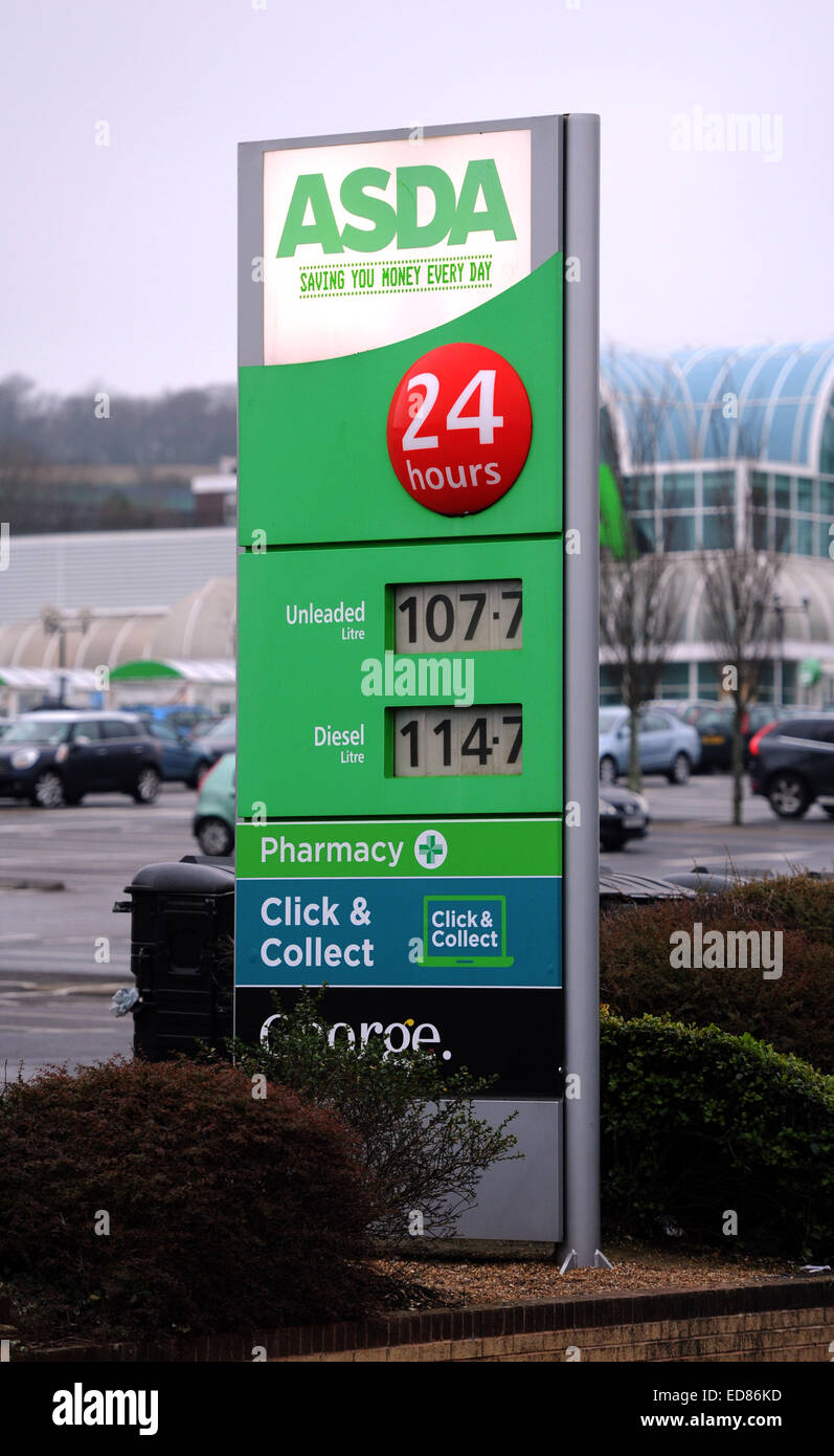 Brighton, Sussex, Reino Unido. El 1 de enero de 2015. - Un signo de Asda almacene combustible precio en Brighton como supermercados bajaron sus precios de gasolina por un 2p hoy Foto de stock