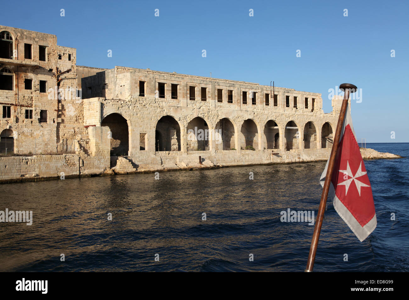 El antiguo hospital de aislamiento Lazzaretto y ex-base de submarinos de la flota del Mediterráneo en la isla Manoel, Malta con bandera maltesa Foto de stock