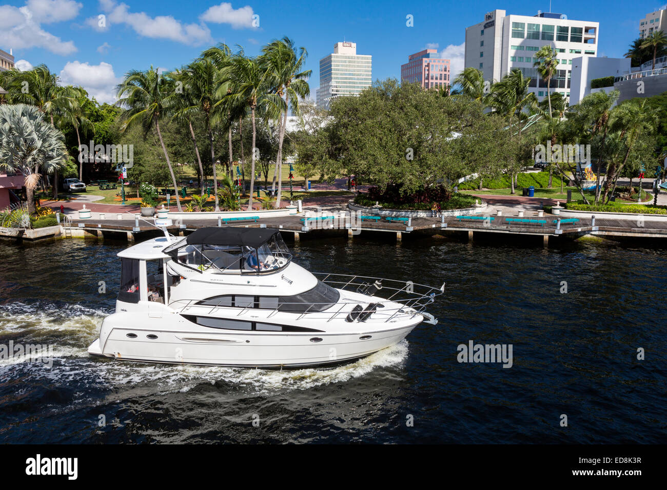 Ft. Lauderdale, Florida. Embarcación de recreo en New River pasando H. Wayne Huizenga Plaza, antiguamente Bubier Park. Foto de stock