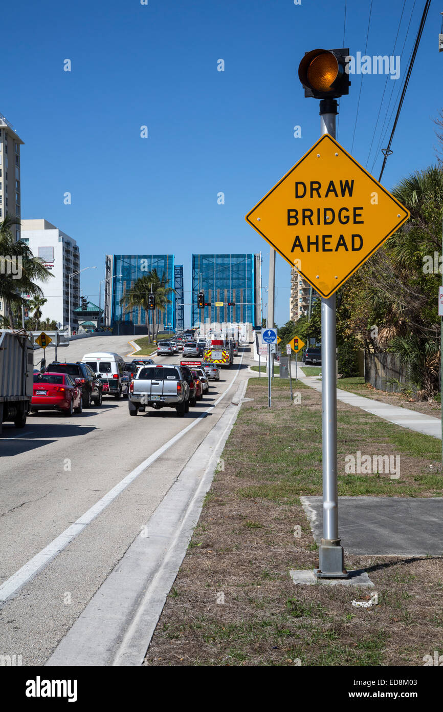 Ft. Lauderdale, Florida. Espera mientras el tráfico East Sunrise Boulevard Puente Levadizo es para un barco pasando por. Foto de stock
