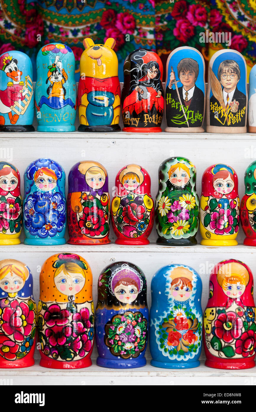 Muñecas matryoshka rusa tradicional y harry potter, Winnie the pooh disney  y muñecas rusas, el mercado de antigüedades de Portobello Road, London,  England, Reino Unido Fotografía de stock - Alamy