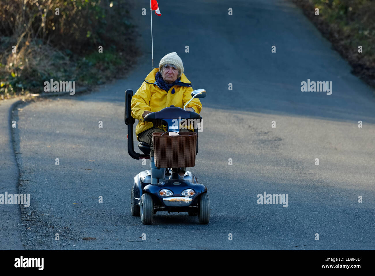Anciana de equitación medical scooter motorizado en la carretera de Victoria, British Columbia, Canadá. Foto de stock