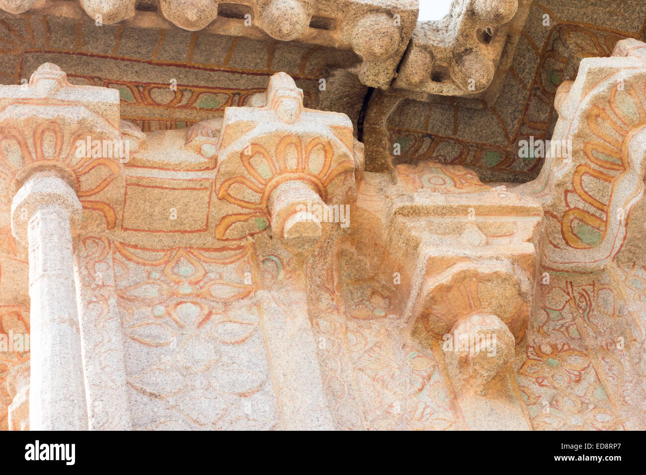 En Hampi Achyutaraya Temple, Karnataka, India. Raro ver mostrando colores de pintura original sobre la mampostería. Foto de stock
