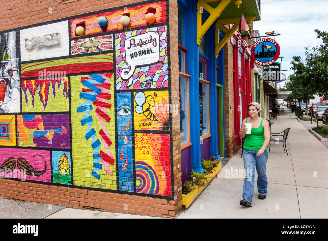Illinois normal,Uptown,East Beaufort Street,The Pod,galería de arte,tienda,mural,colorido,mujer mujer mujeres,caminar,IL140909025 Foto de stock
