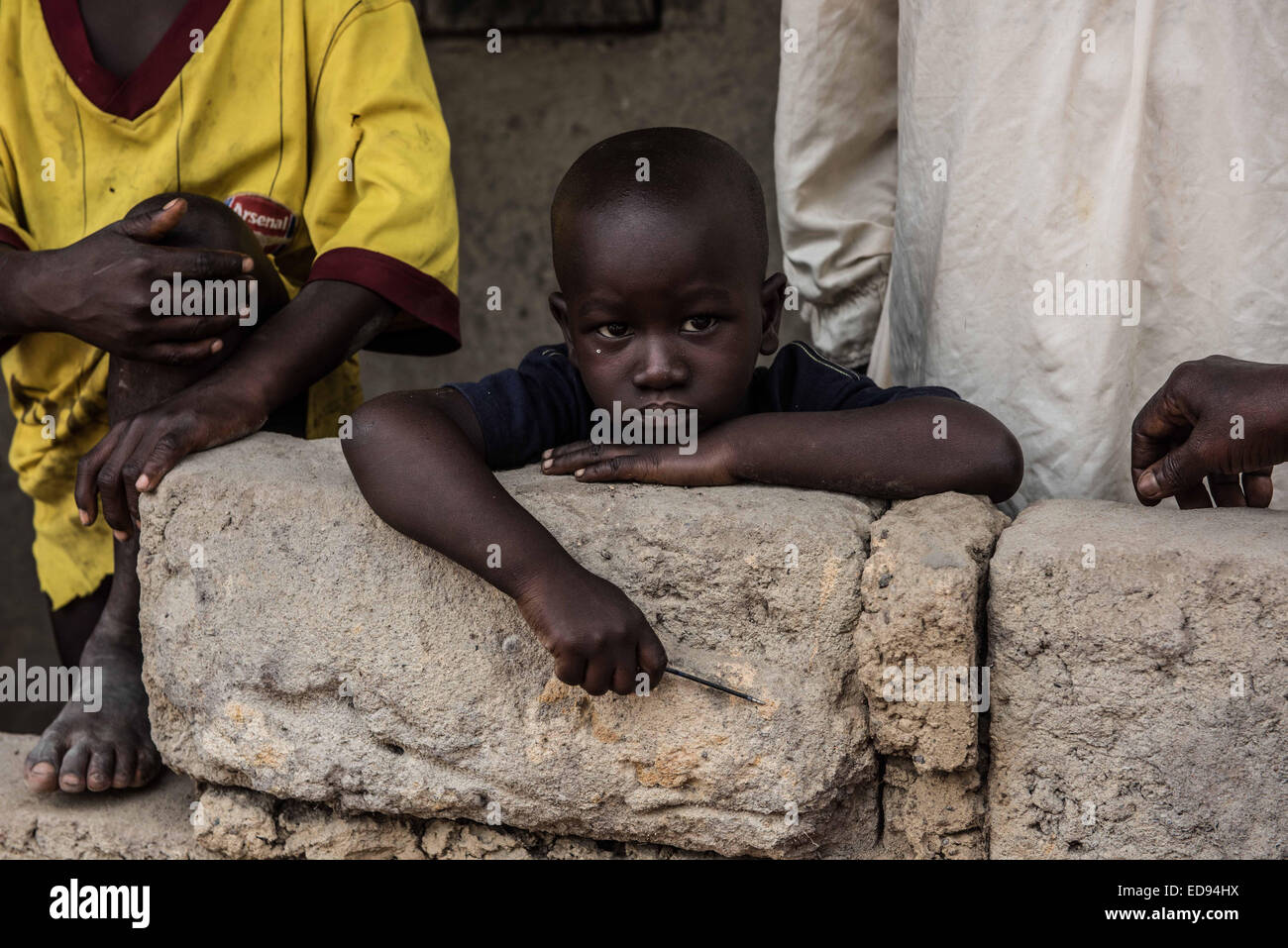Una familia sospechosa de haber entrado en contacto con el ébola es puesto en cuarentena en Tambiama village. Con el Ébola propagándose a través de las aldeas de los alrededores de Makeni, algunos han conseguido para protegerse a sí mismos, mientras que otros han sido devastadas por el virus. La aldea de Yeli Sanda perdió decenas al virus, mientras que a tan sólo 100 m de la carretera, la vecina aldea Yoni ha evitado por completo. El 28 de noviembre de 2014. Makeni, Sierra Leona. Foto de stock