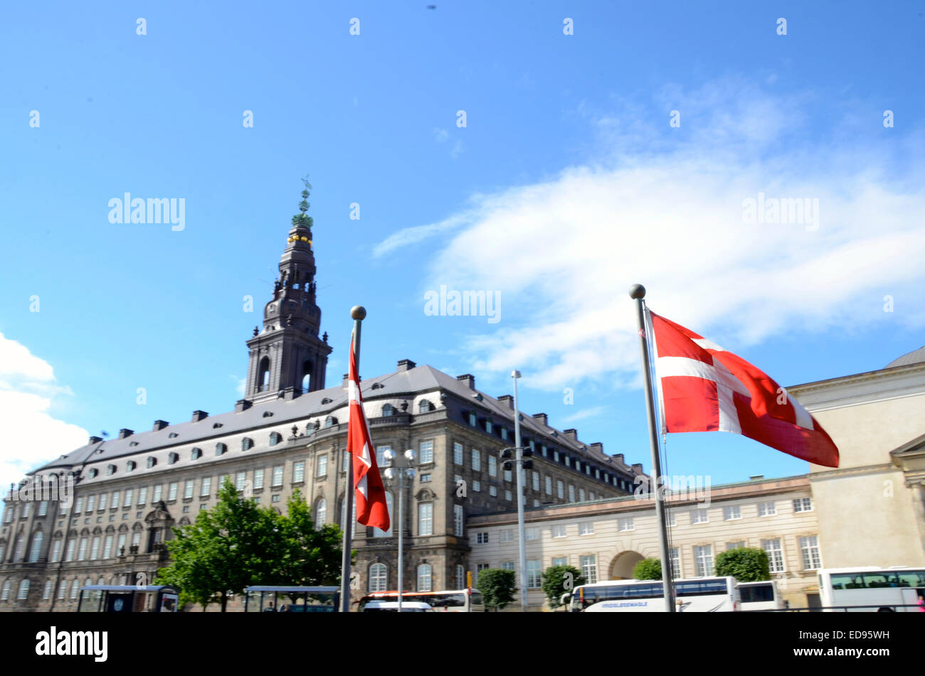Banderas danesas en frente de borgen Copenhague Dinamarca Foto de stock