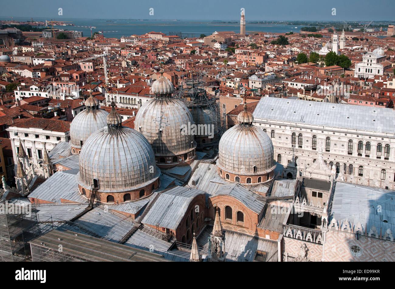 Las cúpulas de la basílica de San Marcos y San Marcos parte de Palacio Ducal vista desde lo alto de la torre campanario de San Marcos Venecia Italia domos BASILIC Foto de stock