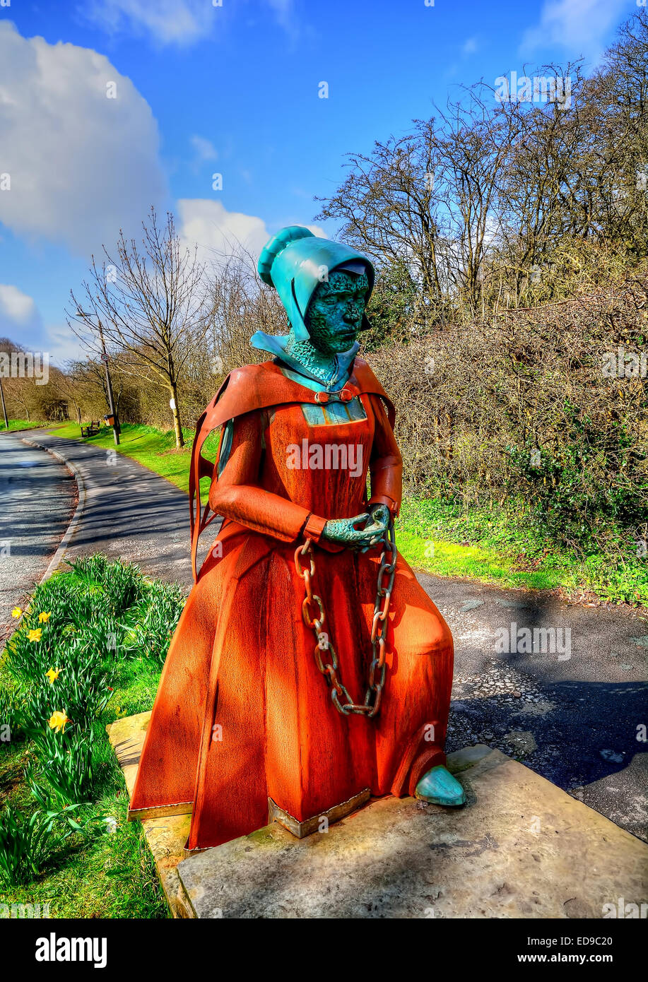 La estatua de una bruja de Pendle en Lancashire. Foto de stock