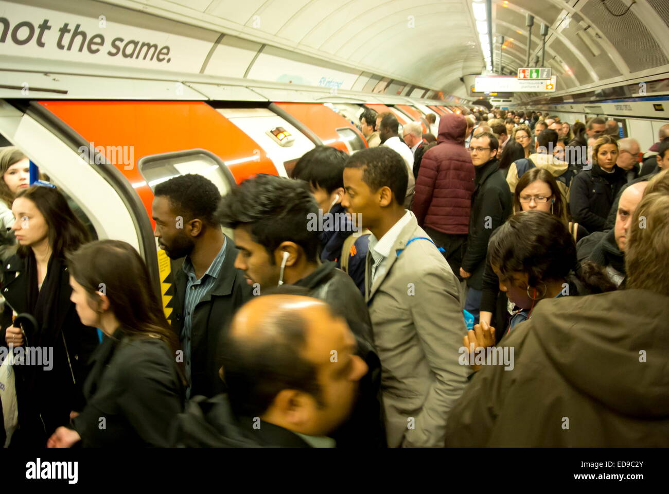 Las multitudes de viajeros a bordo de un tren del metro de Londres en la estación de Oxford Circus en la línea Victoria, London, UK Foto de stock